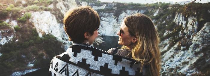 vrouwen samen onder een kleed