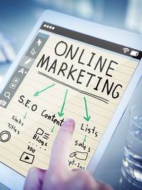 Een tablet waarop online marketing wordt getoond