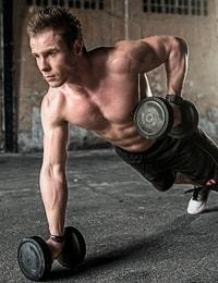 Een man die aan het trainen is met gewichten