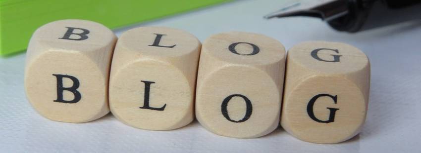 Dobbelstenen die het woord BLOG vormen