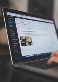 Iemand die met WordPress werkt op zijn laptop