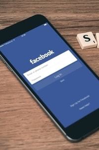 Een smartphone met het inlogscherm van Facebook