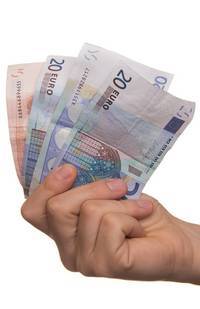 Een hand die verschillende bankbiljetten vast heeft